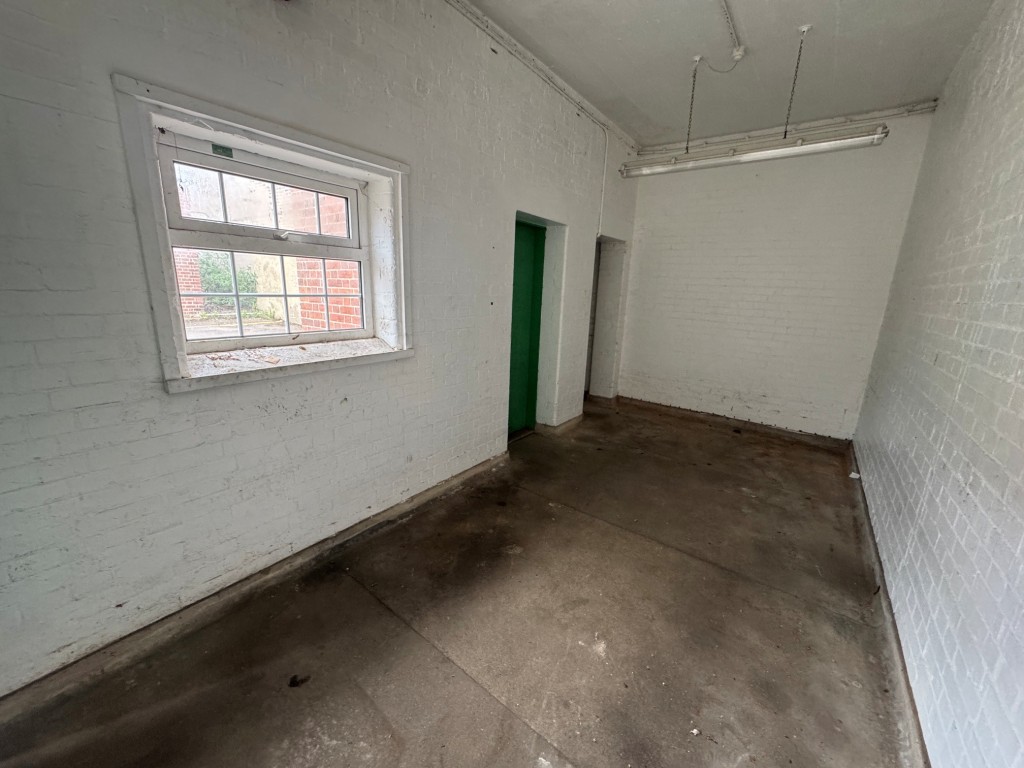 Lot: 42 - FREEHOLD PREMISES IN CENTRAL LOCATION WITH PARKING - Store room